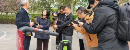  李敏總裁接受央視、北京電視臺、新京報等多家媒體采訪，介紹綠友研發(fā)的楊柳飛絮吸絮機(jī)